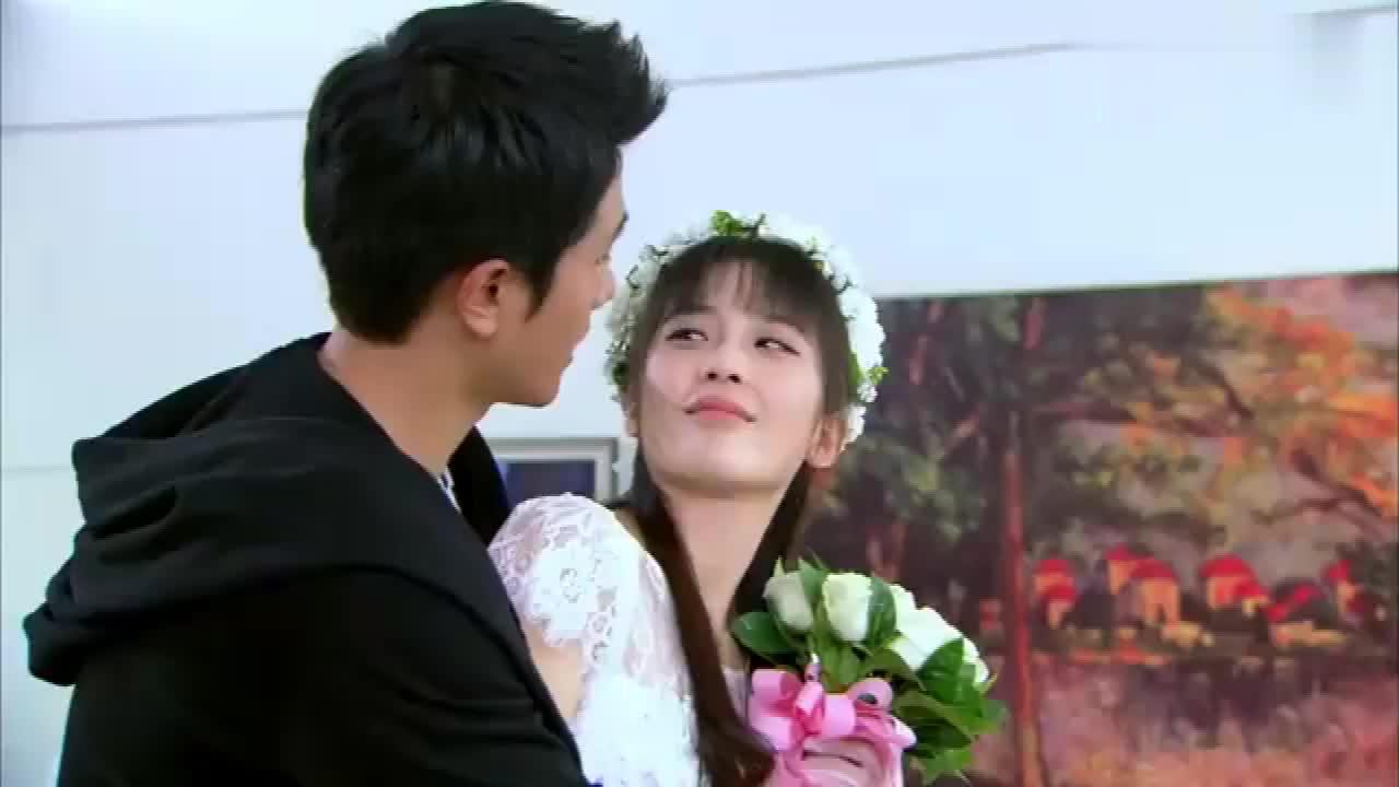 安琪媛穿上婚纱太美了,齐霁抱着她不撒手!