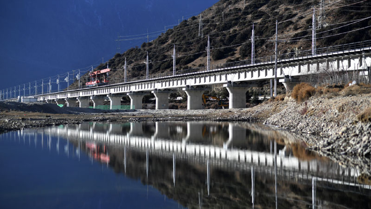 最难建的铁路?川藏铁路跨14条大河,21座雪山,中国咋办到的?