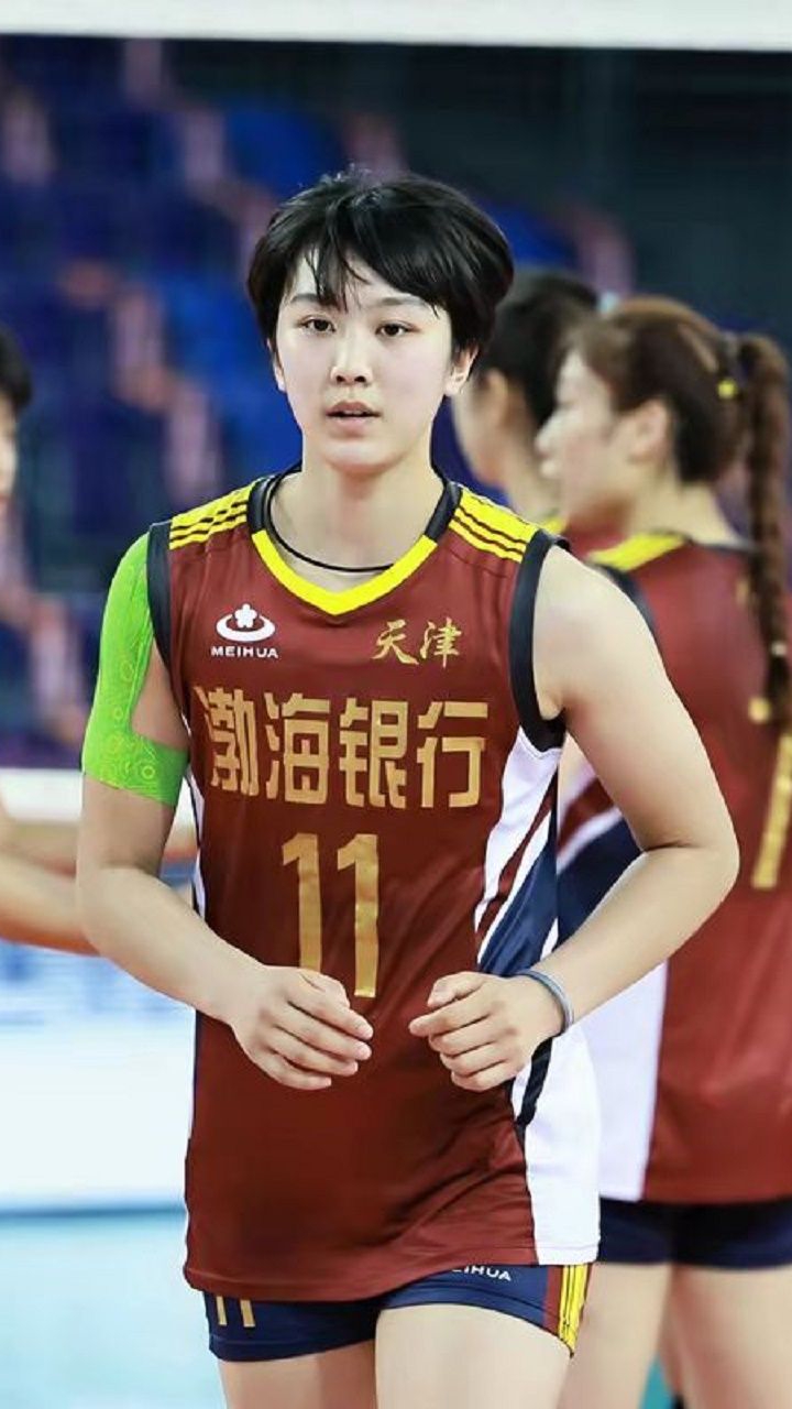 陈博雅ampamp李雅楠为天津女排挂上第十五面冠军旗帜