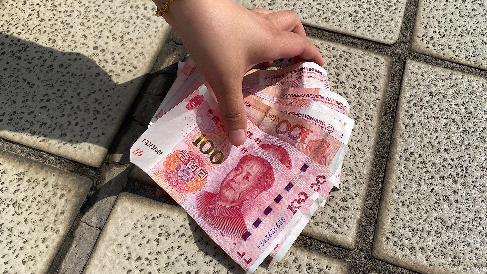 地上掉的钱不要捡,原来还有这个说法,好多人不懂,看完告知家人