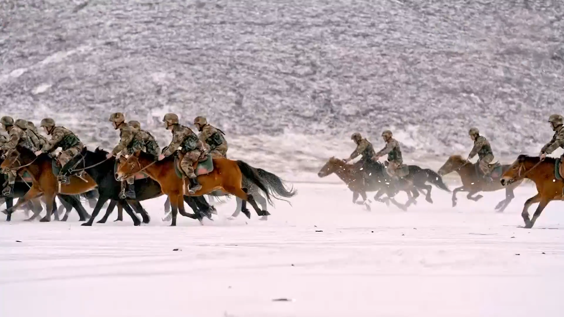 陆军骑兵连策马奔腾向你而来,气势如虹!