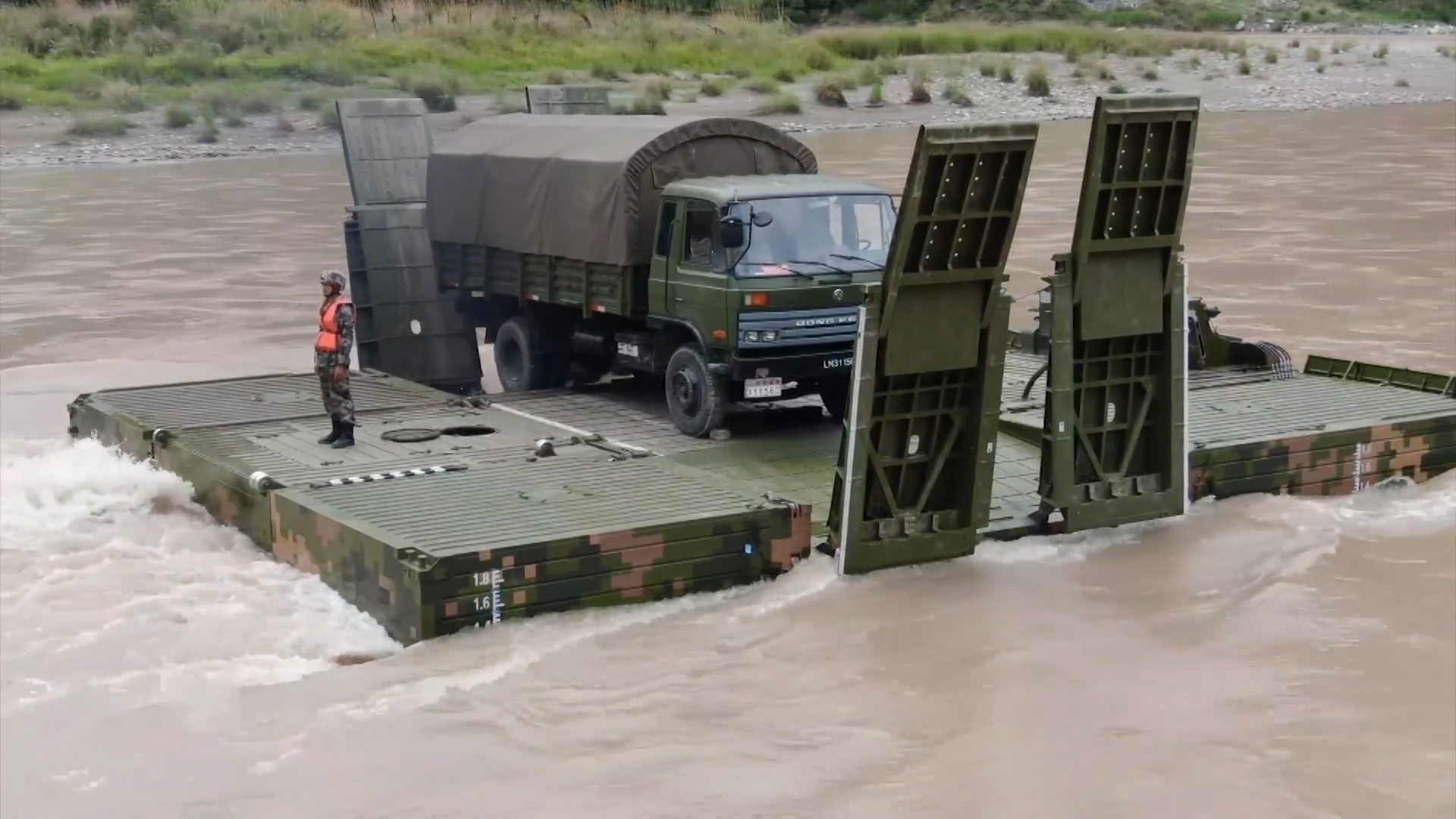 金沙江流域,舟桥分队进行渡河工程保障演练!