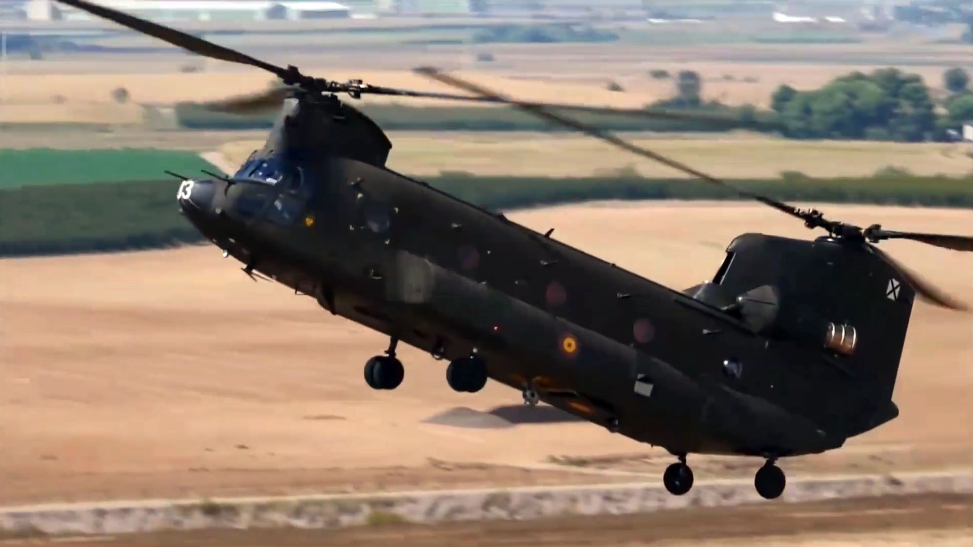 美国ch-47"支奴干"直升机,进行飞行展示及吊运军车!