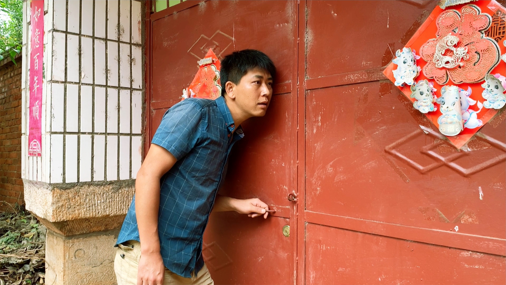 丈夫打工提前回家,听到家里有男人声音,推开门虚惊一场