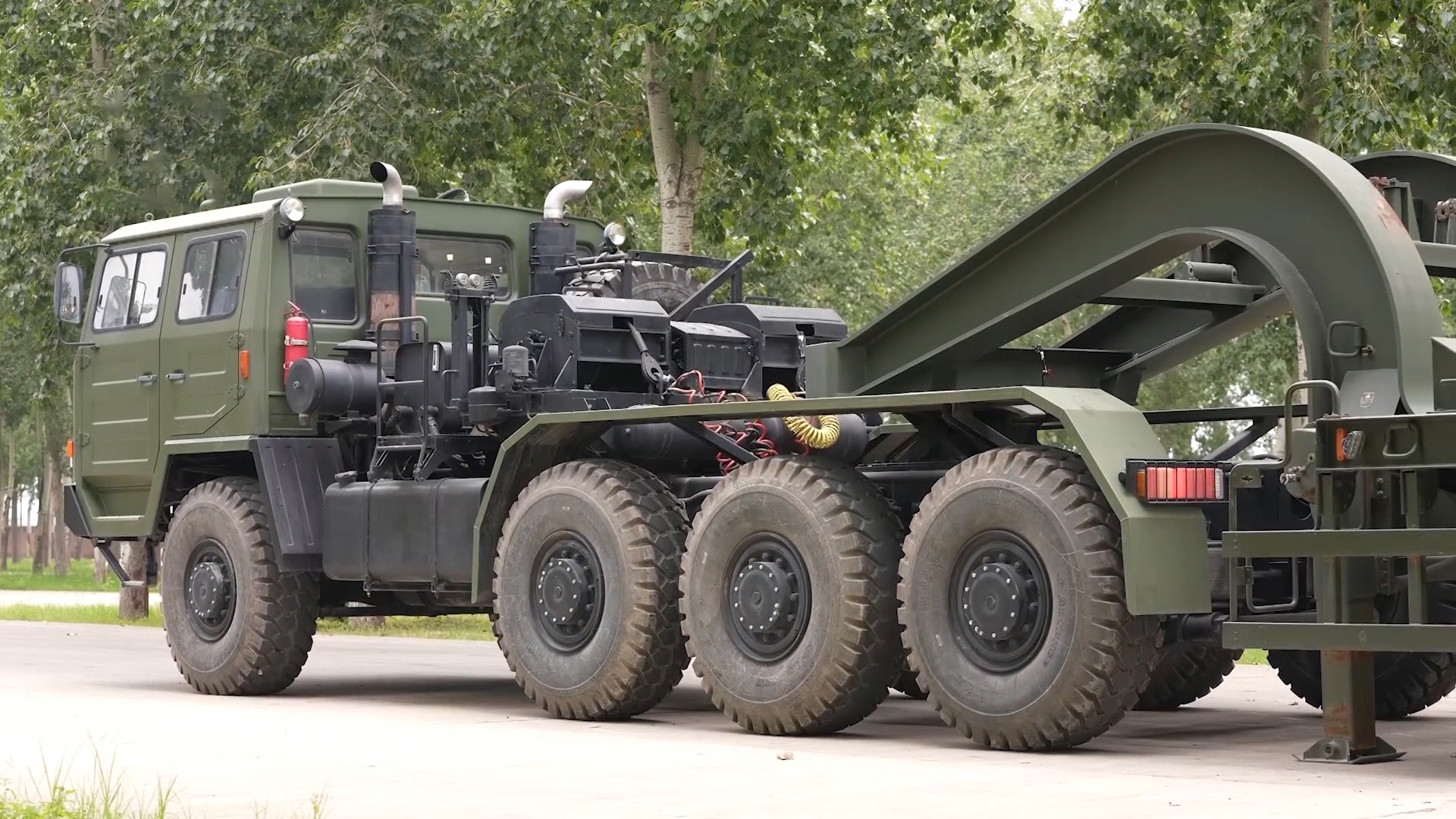 军车司机开重型牵引车倒车刺中十环!