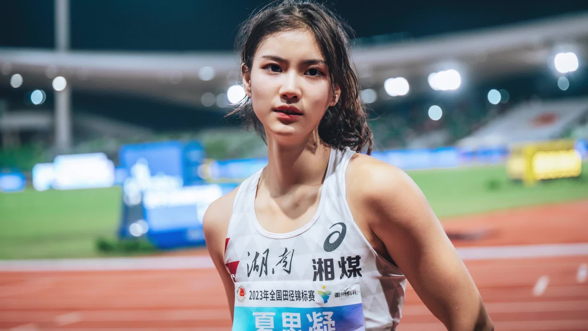 决赛为什么倒数第一？带伤跑的！夏思凝身上，有刘翔的体育精神_新浪新闻