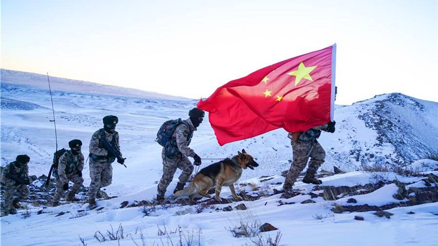 致敬边防战士元宵节坚守一线巡逻顶着严寒脚踏积雪