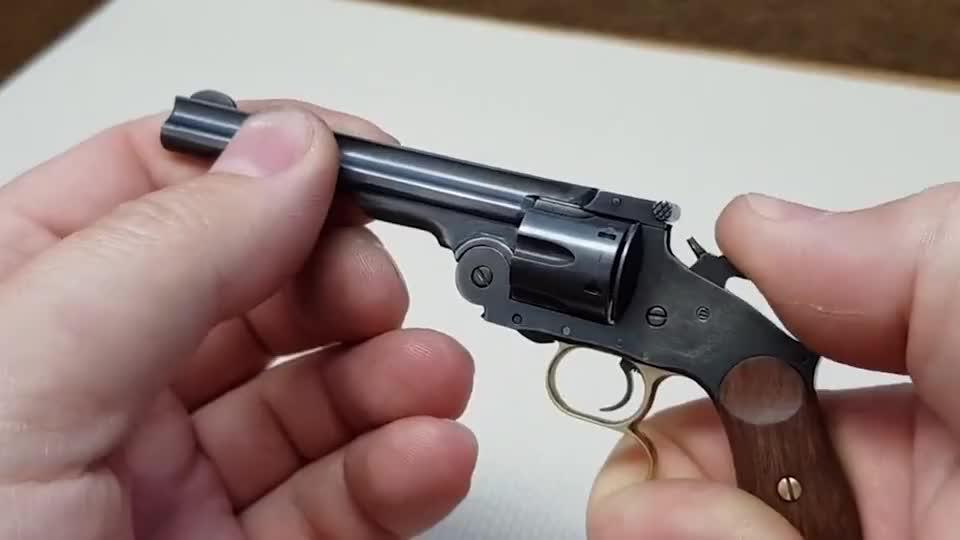 精致的迷你版左轮手枪,能加弹能射击,还可以安装枪托,真不错