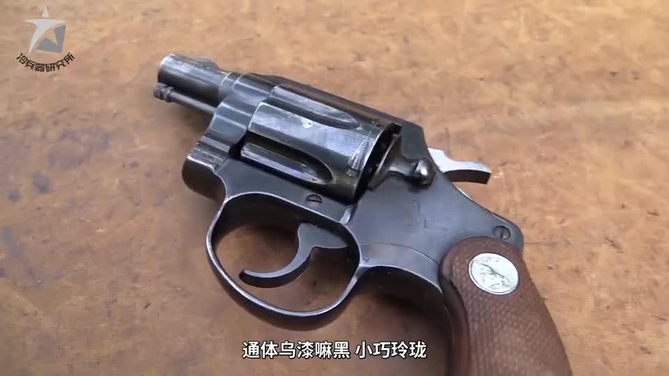 黑不溜秋的柯尔特单动左轮手枪,填弹6发100米距离内百发百中!
