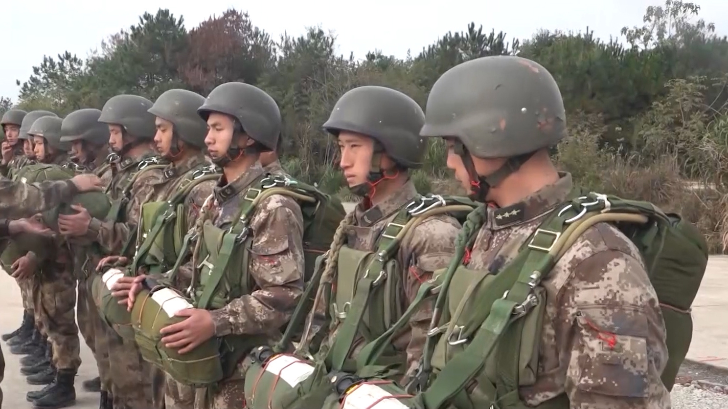 直击陆军第73集团军某旅所属侦察分队展开整建制低空伞降训练