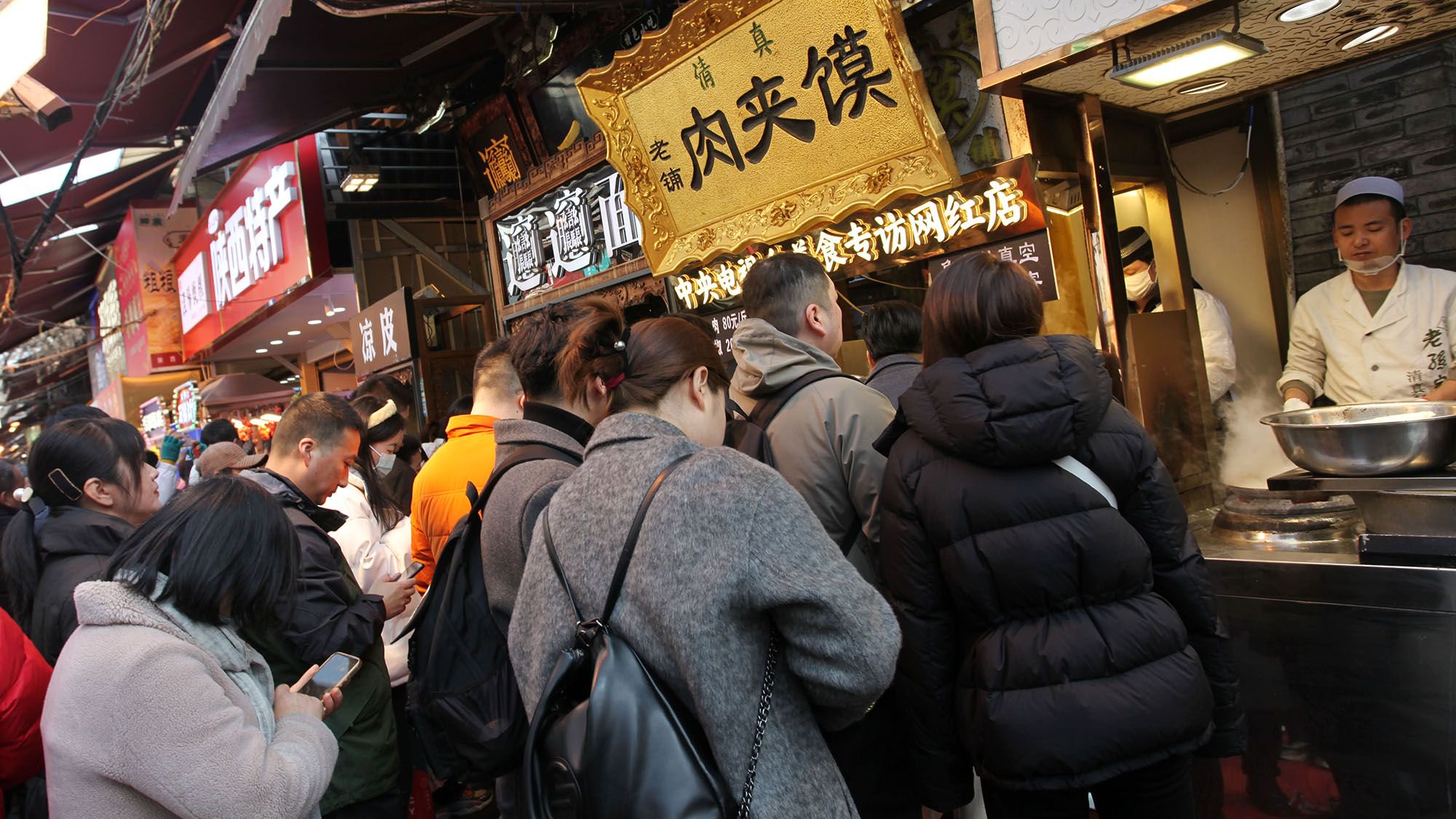 实拍正月初六的西安回民街:人如潮水般涌来,吃个肉夹馍不容易呀|陕西西安|回民街|龙年春节_新浪新闻