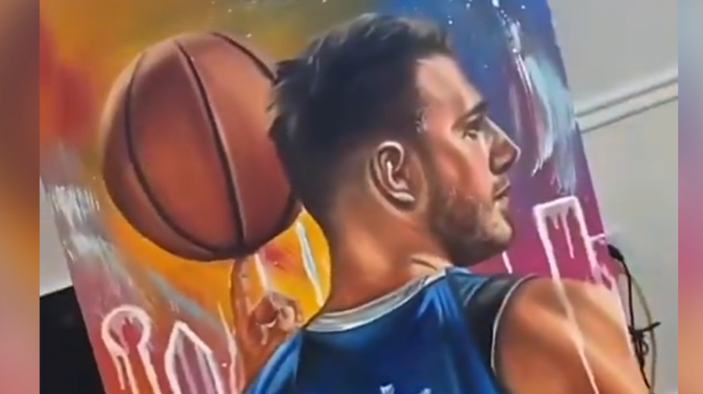 球迷晒手绘东契奇油画画像,能有这样的球迷真是太好了