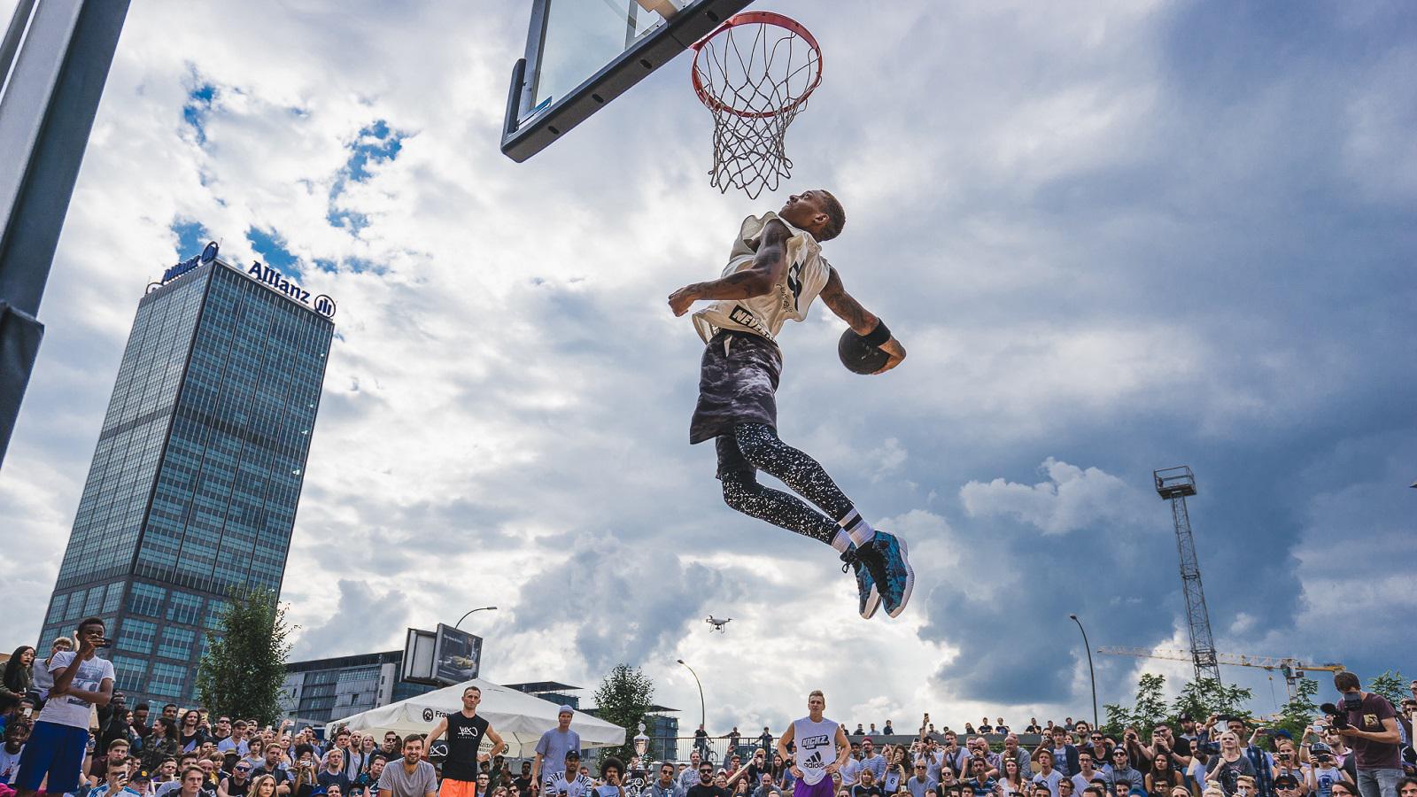 野球场大神现骚操作,拿脚扣篮什么水平?