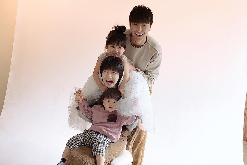 福原爱一家四口拍新年全家福,不满2岁的儿子帅出天际