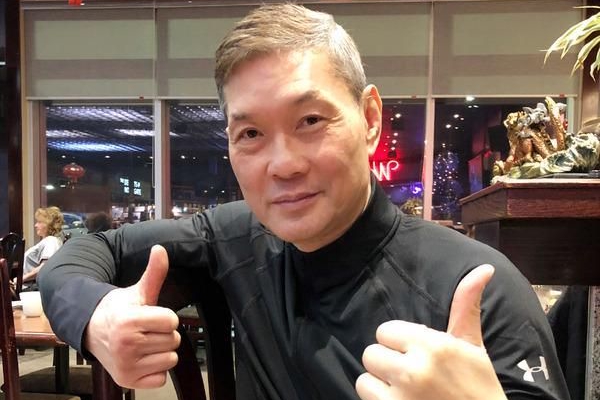 周比利庆贺香港回归25周年,63岁两鬓已斑白,精神抖擞面容和善