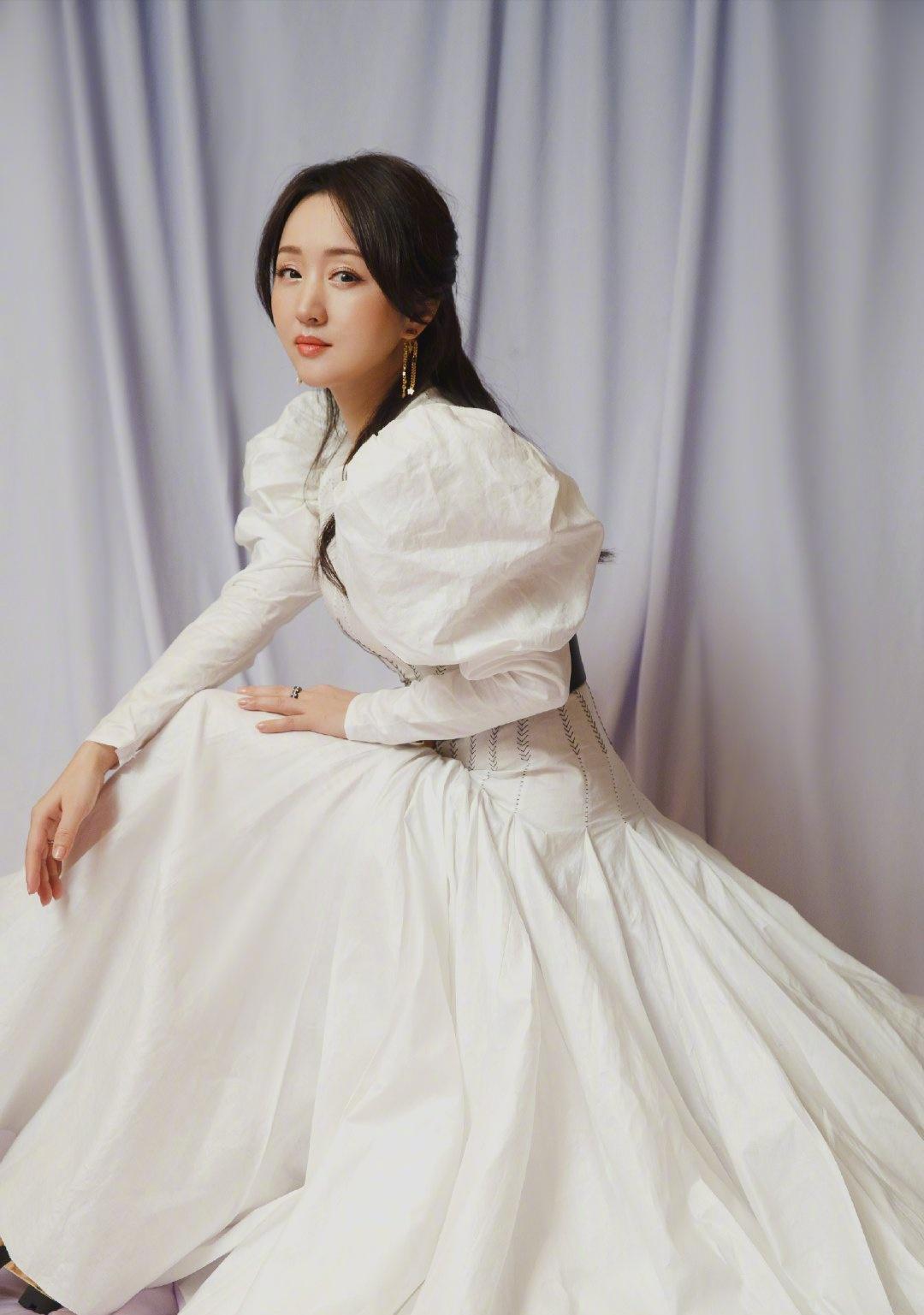 杨钰莹成功扮嫩,穿白色"鼓锤"袖礼服甜美又显身材,少女感满分