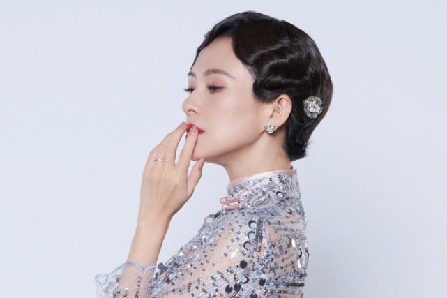 章子怡复古盘发配旗袍风情万种,与小19岁关晓彤同款造型比美