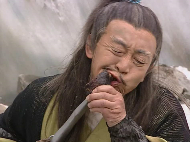 她见花铁干双手拿着刘乘风的氐剑和陆天抒的鬼头刀,北风飘动,吹开他