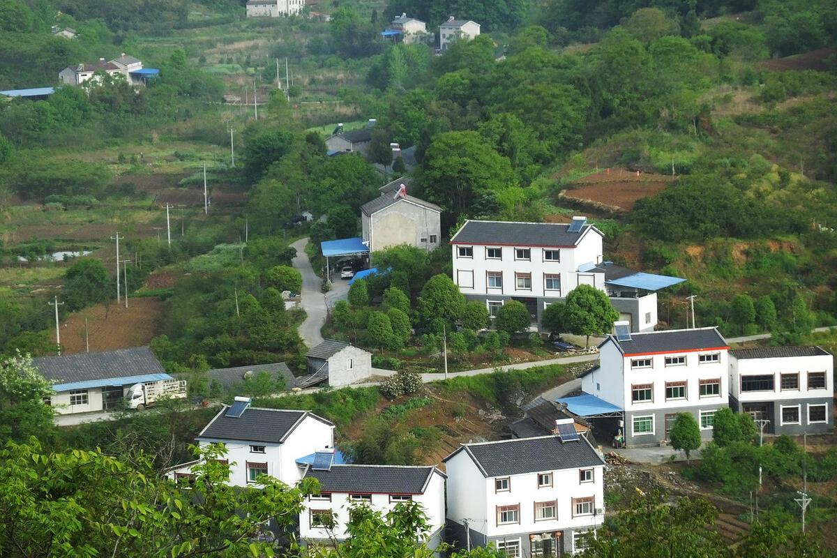 被继承人死亡后所遗宅基地房屋被翻扩建,如何处理?