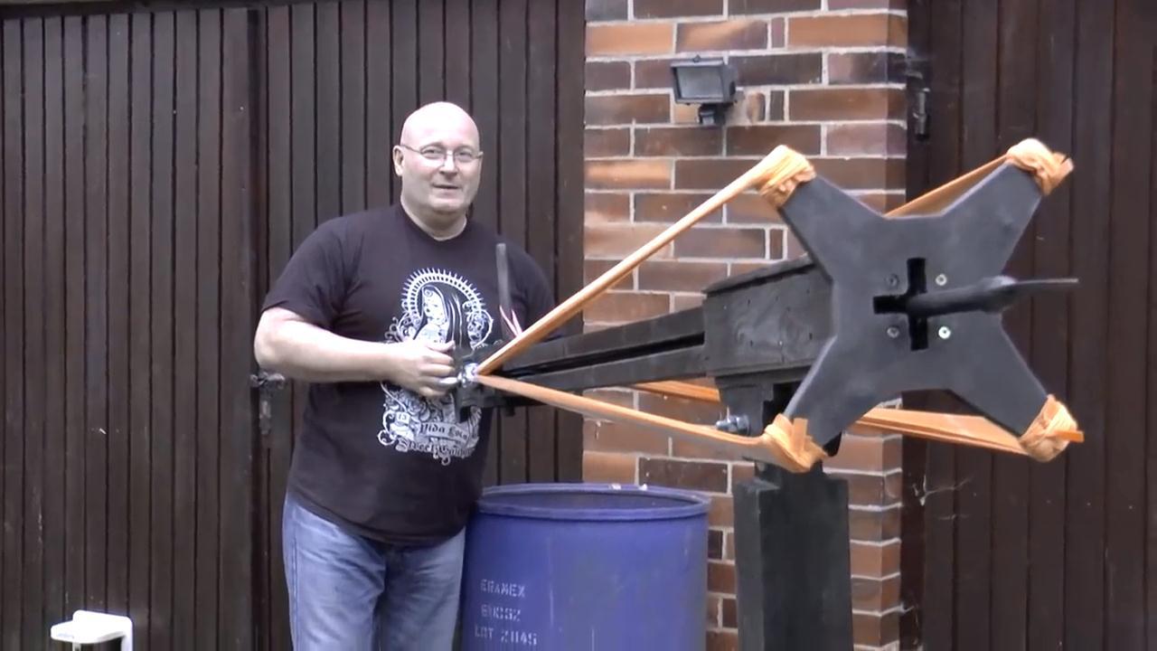 大神打造了一把巨大的弹弓射出去的箭就有6斤重