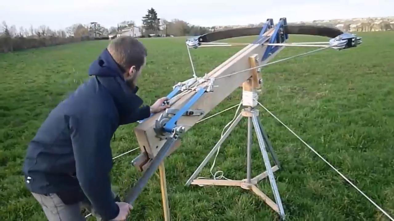 打造一把比人还大的巨型弓弩,射程达到500米