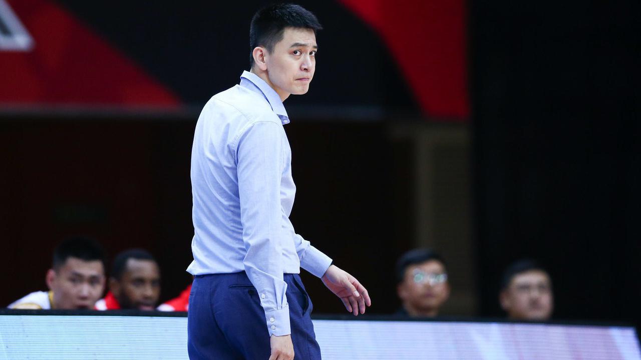 汗水浸湿杨鸣衬衫的大半部分!