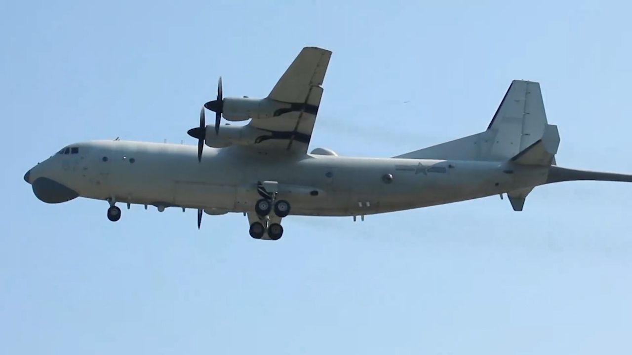南部战区海军航空兵某部,多架固定翼反潜巡逻机开展搜攻潜训练!_新浪新闻