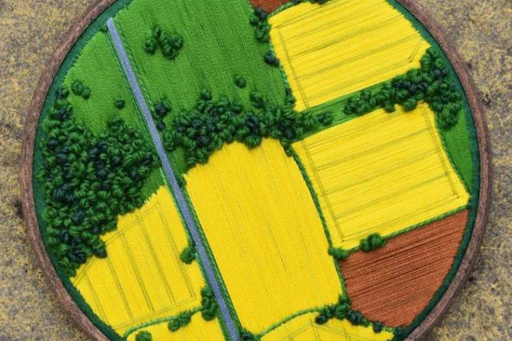 刺绣艺术家用针和线,绣出片片农田,真是壮美