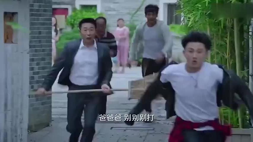 大叔回家看到儿子,拿着扫帚就是追着打,场面混乱了