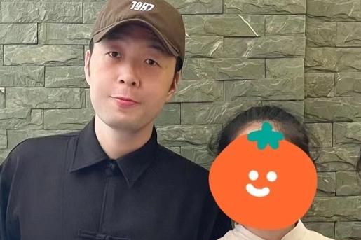 杜海涛瘦身后亮相遭嘲笑,与粉丝嘟嘴卖萌合照,网友:换汤不换药