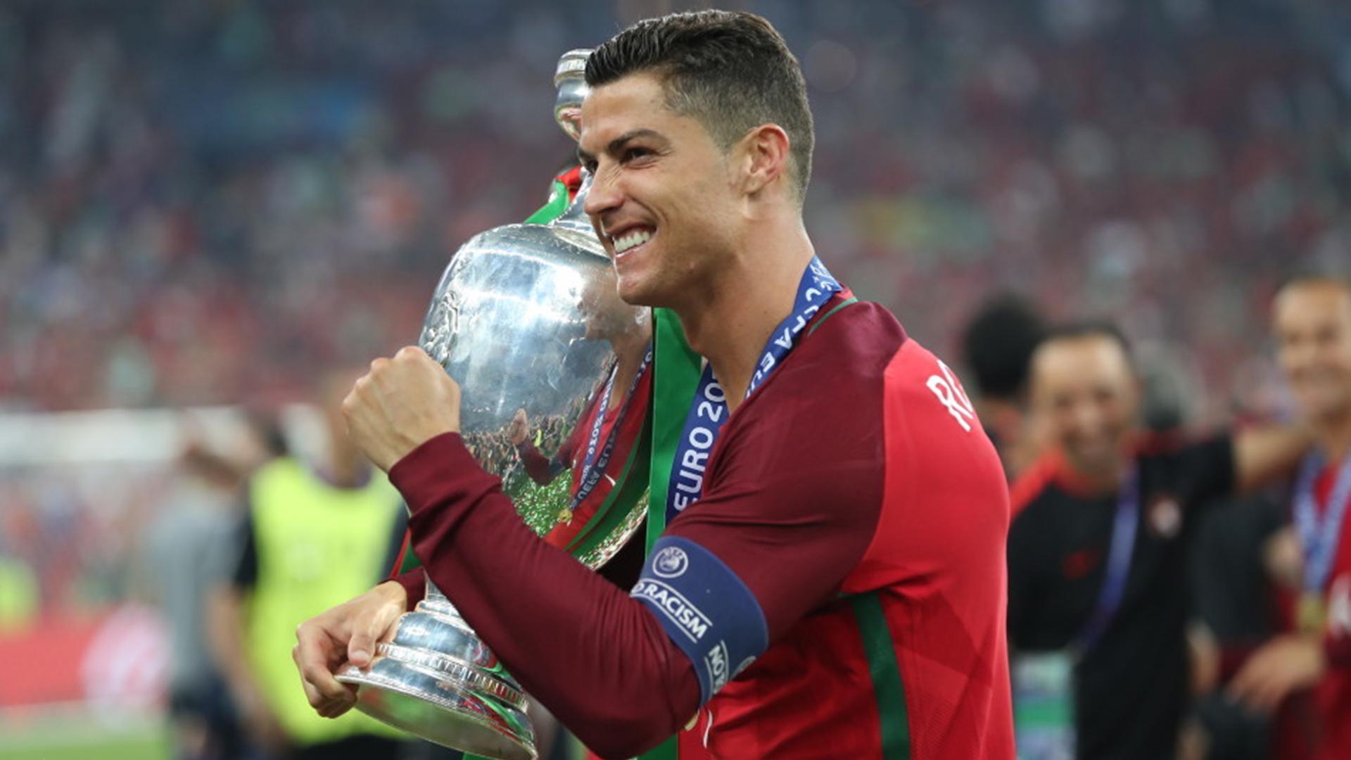 c罗真男人!决赛受伤被上担架,仍在场边指挥葡萄牙夺欧洲杯冠军