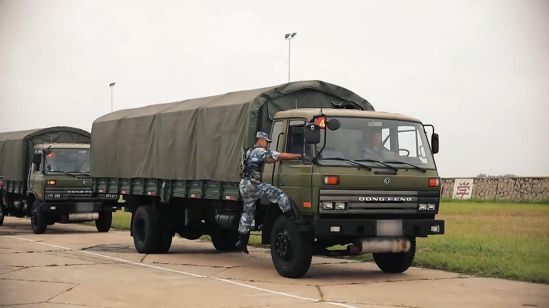 海军汽车兵居然这样上车!感受一下训练场上的速度与激情!