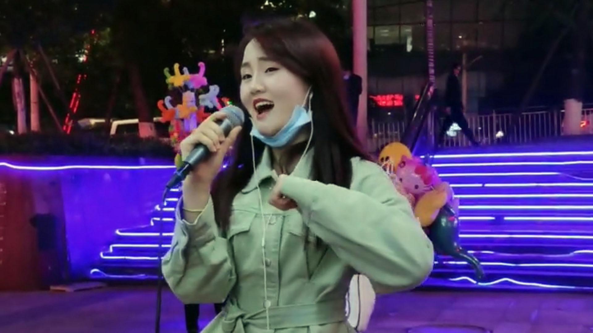 女孩广场上对口型唱歌走红,唱了两年终于可以直播被打赏