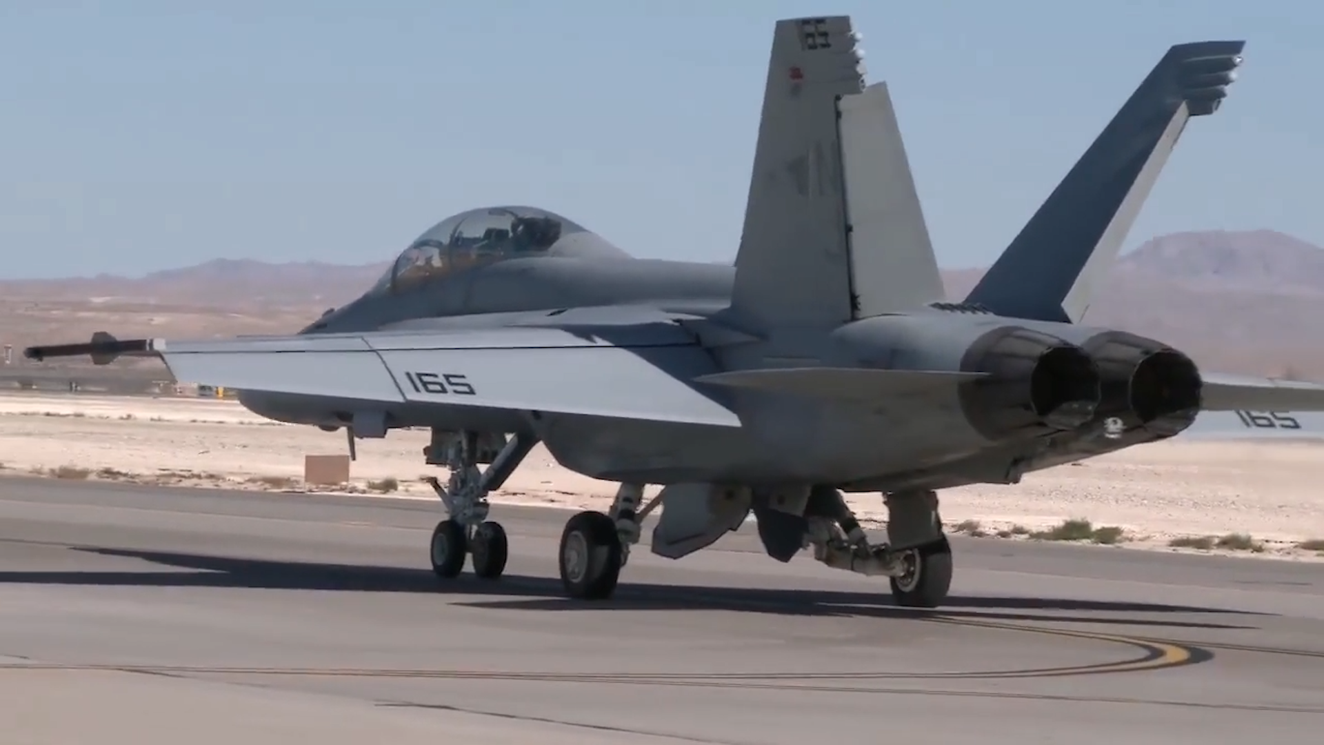 妻子很早就起床,走路的样子贼逗 为您推荐: f18大黄蜂战斗机在航母