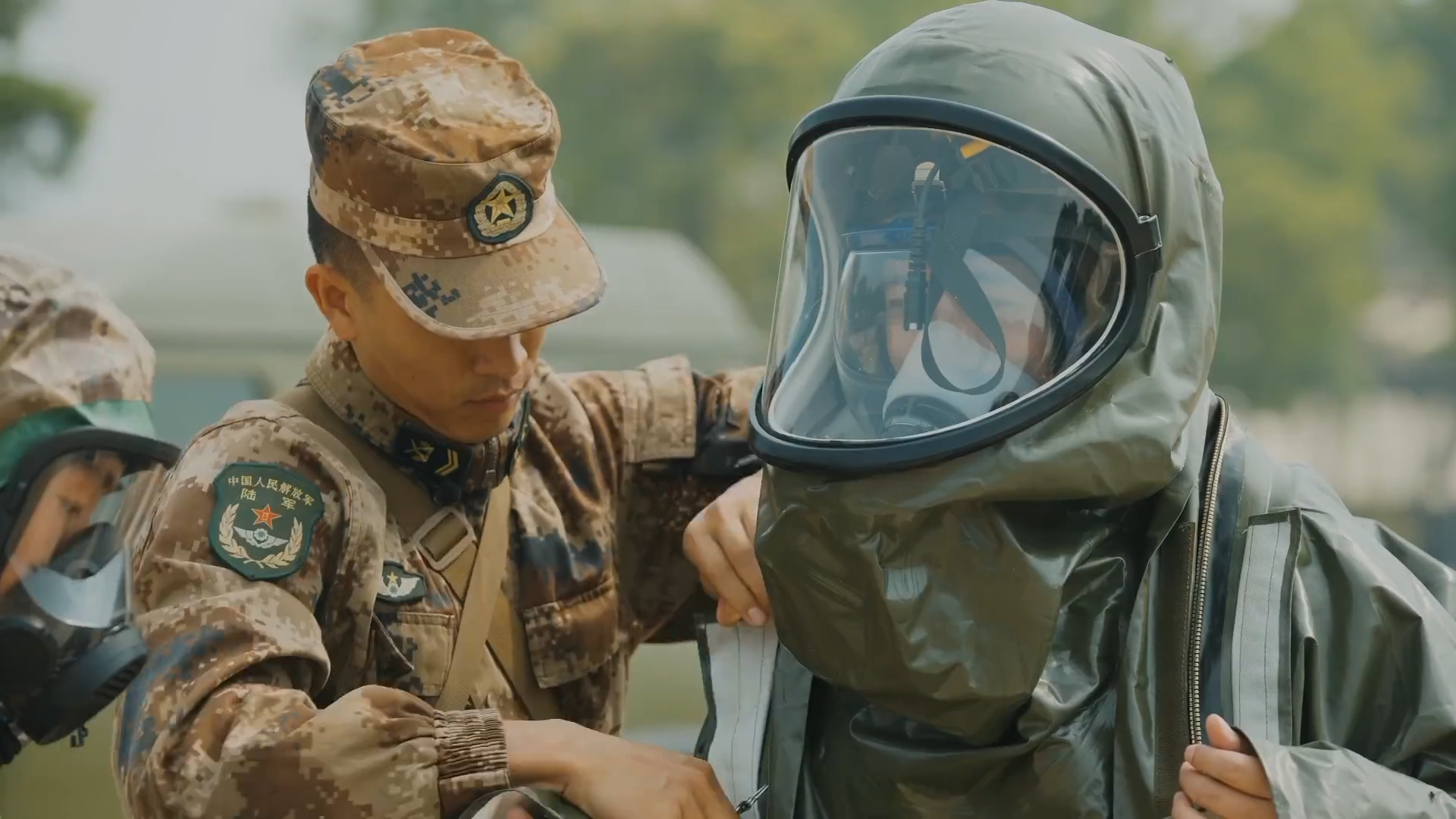 记者穿16公斤防护服体验核生化演练!