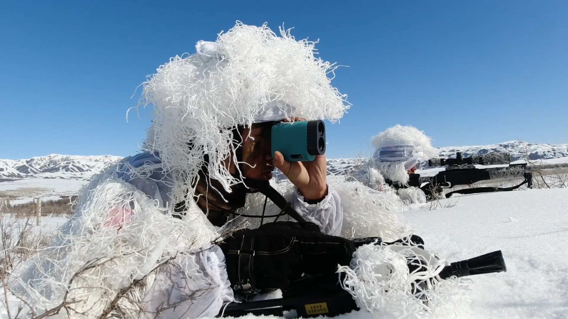 新疆武警特战队员穿吉利服雪中捕歼演练!