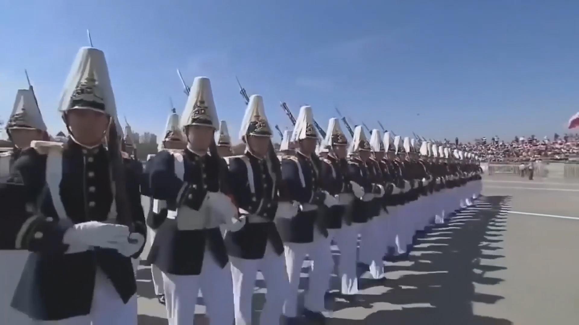 瑞典士兵的阅兵镜头,和智利军队一样,遗留了普鲁士风格!