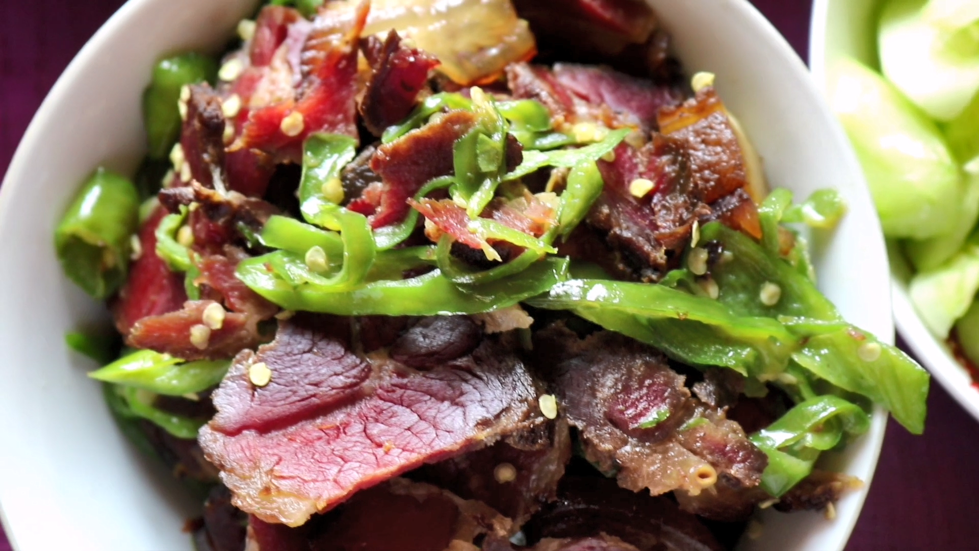 湖南新化农村熏得像木炭的柴火腊肉,洗干净炒辣椒,太香了抢着吃