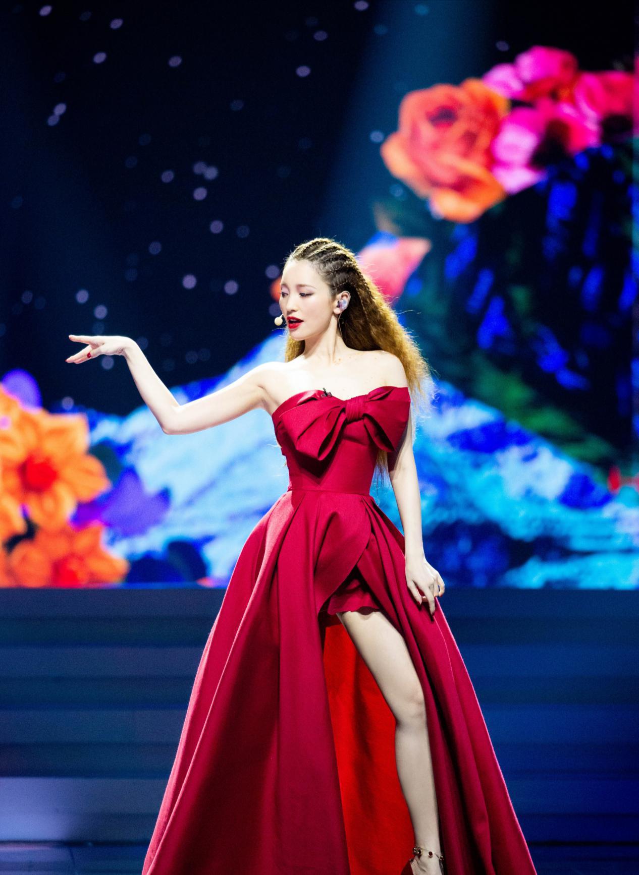 金莎真是"任性",奶奶辈的花衬衫穿出时尚感,配半裙显瘦又减龄