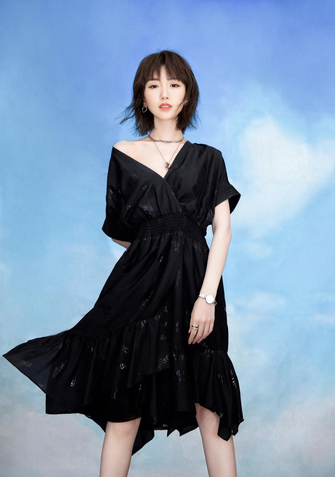 毛晓彤甜度爆棚了!细闪牛仔连衣裙凸显少女心,齐刘海减龄十岁