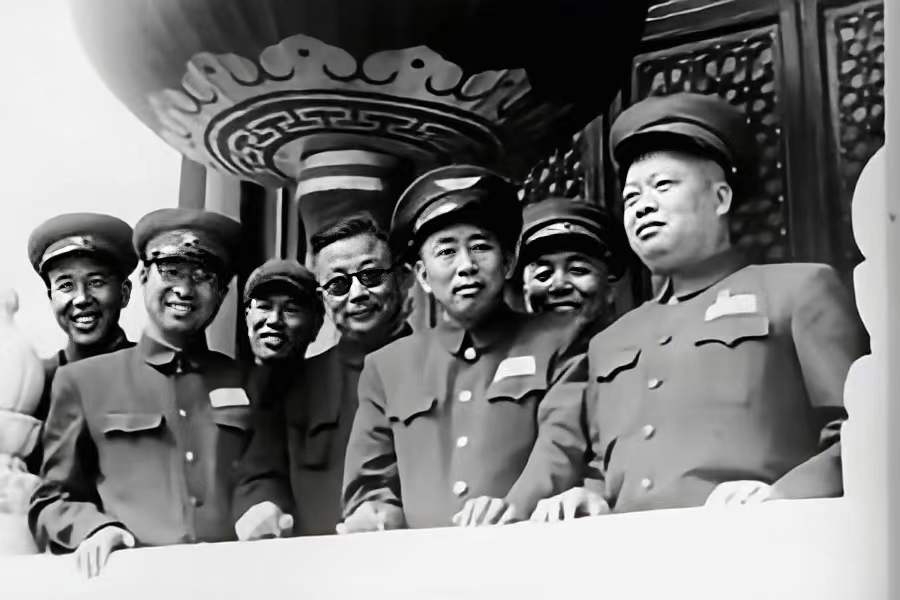 天安门城楼,七位开国将军拍照留念,站在c位的是特工之王李克农|将军