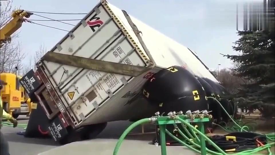 国外发明的大型气囊千斤顶,货车侧翻用它顶起来