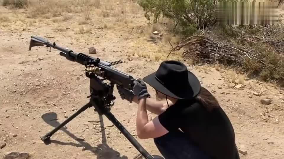 霍奇基斯m1914重机枪,采用弹板供弹射击,供弹方式很独特!