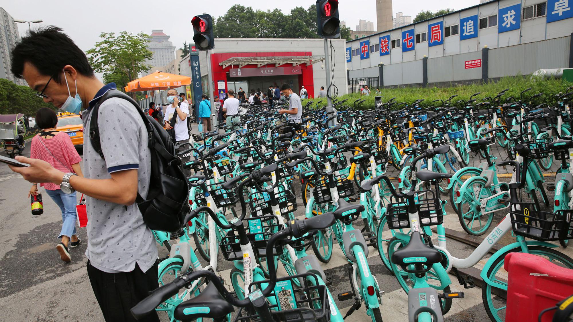 实拍西安共享单车:围堵地铁口公交站,一片乱象