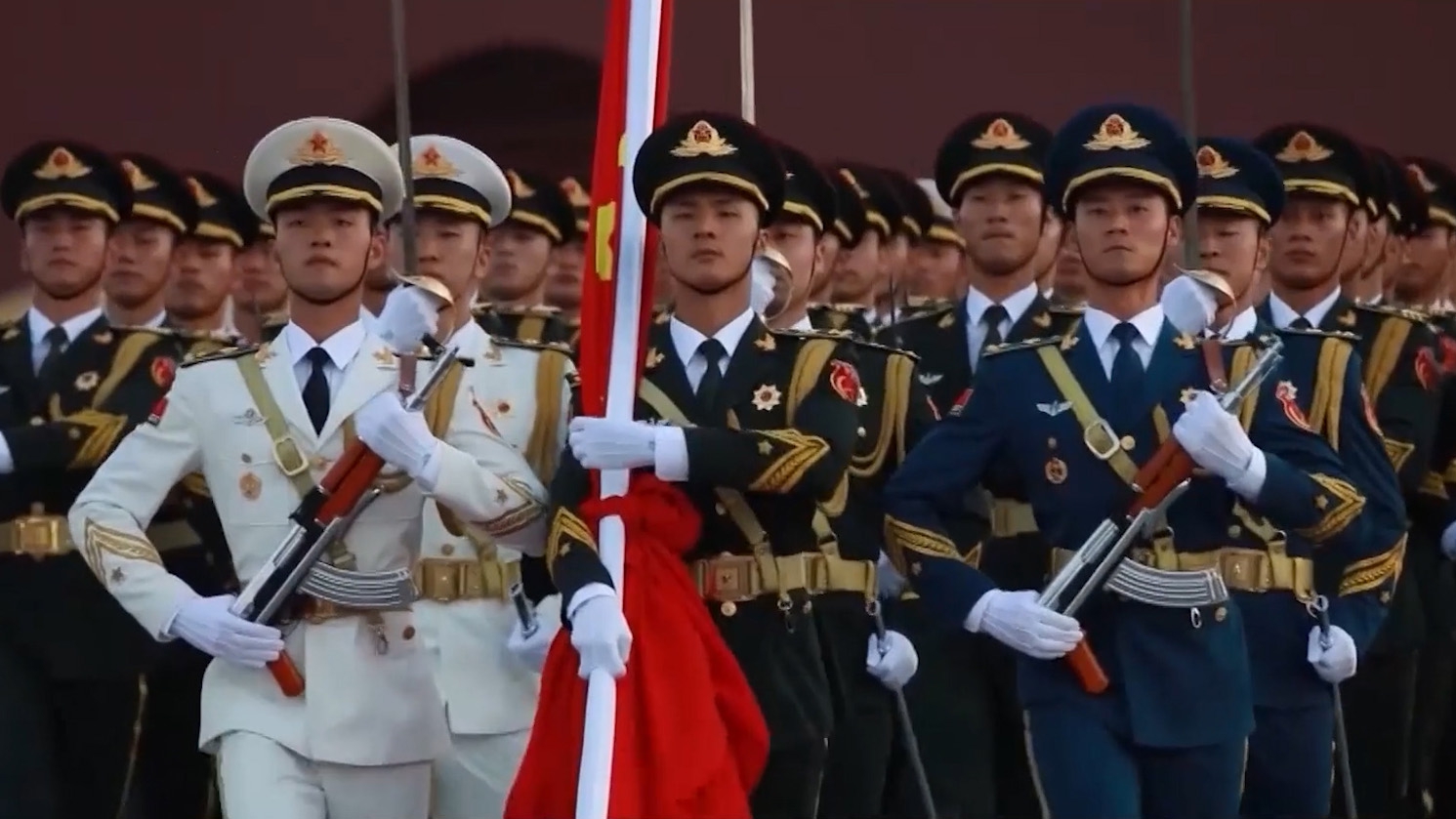 被整齐划一的出旗队列吸引目光…… 为您推荐: 国旗护卫队 擎旗手