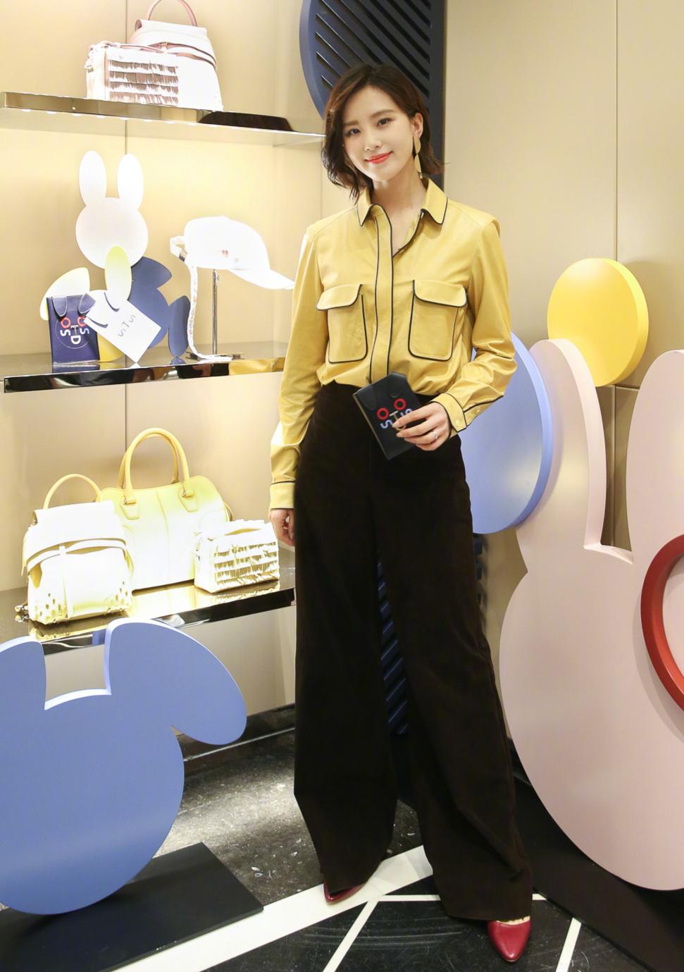 刘诗诗真优雅,一字肩格子裙秀优美天鹅颈,头系黑丝带高级感满满