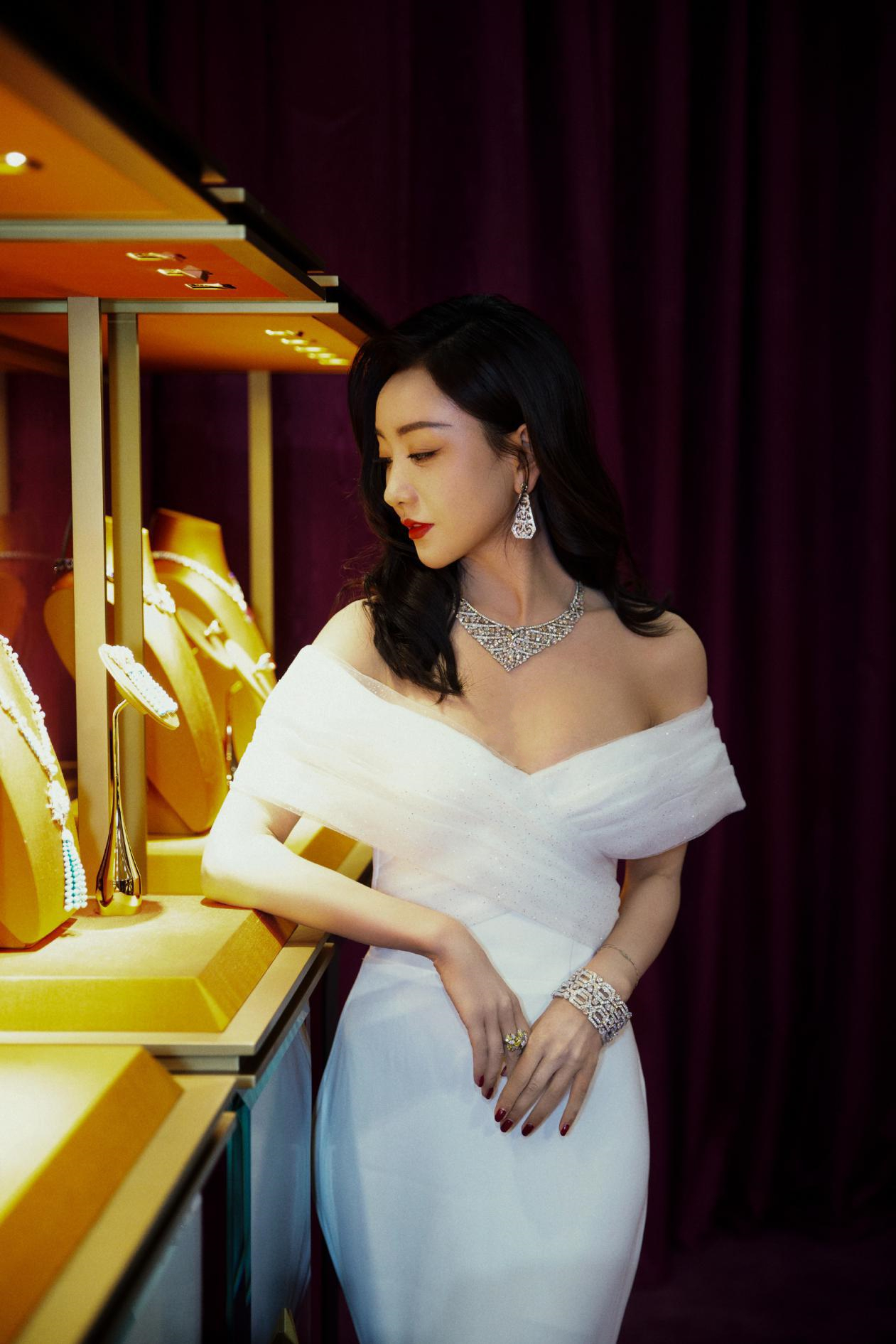 杨蓉诠释极致的美感白色低领修身长裙性感大方这身材羡慕了