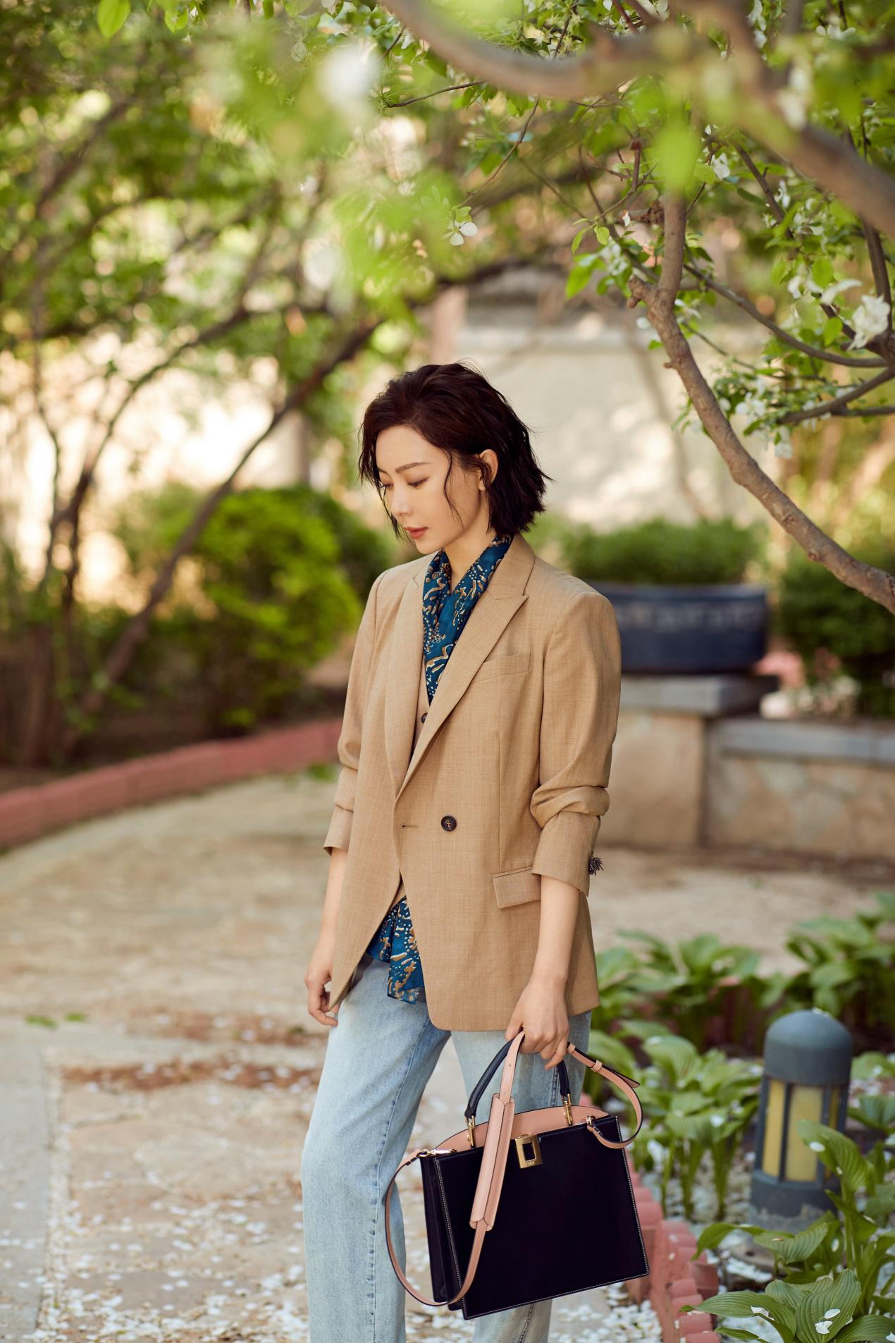 陈数果然是气质女神,黑色风衣配牛仔裤优雅大气,精致减龄又高级