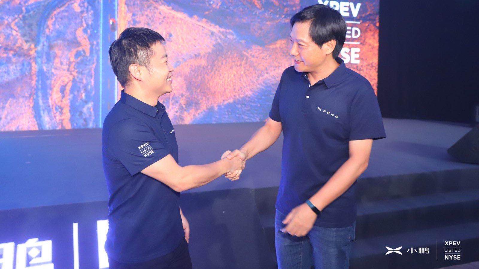 小鹏汽车上市:募资15亿美元 雷军给何小鹏送一公斤金砖