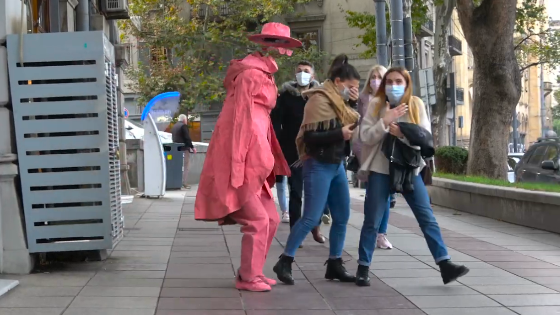 国外恶搞:美女街头被恶作剧,假模特的出现吓的妹子们直拍胸脯